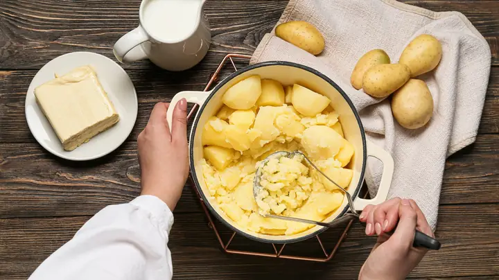 Đắp Mặt Nạ Với Khoai Tây Và Sữa Tươi