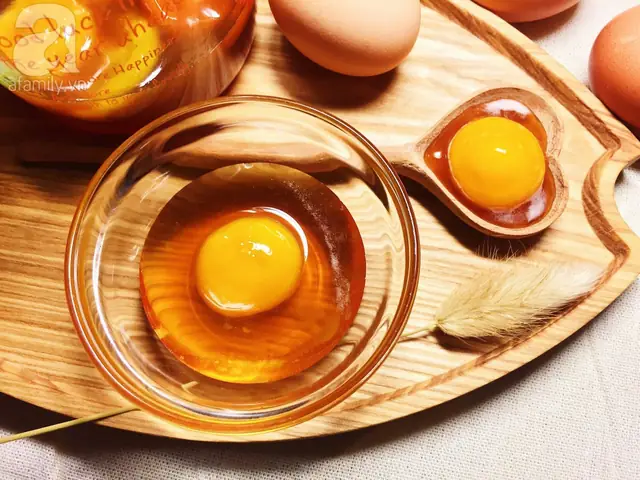 Đắp Trứng Gà Với Mật Ong