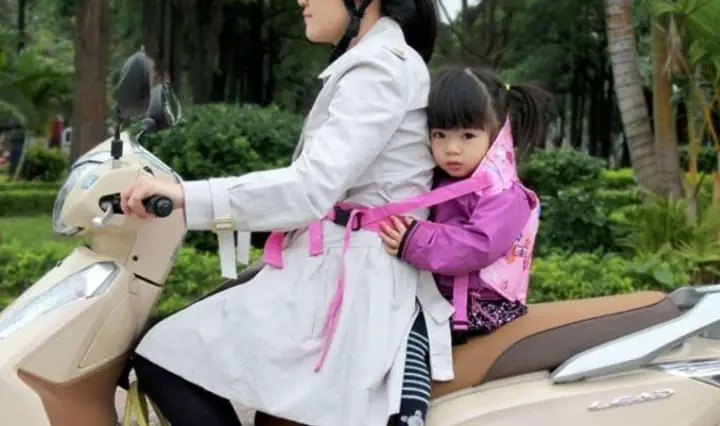 Địu Đi Xe Máy Cho Bé