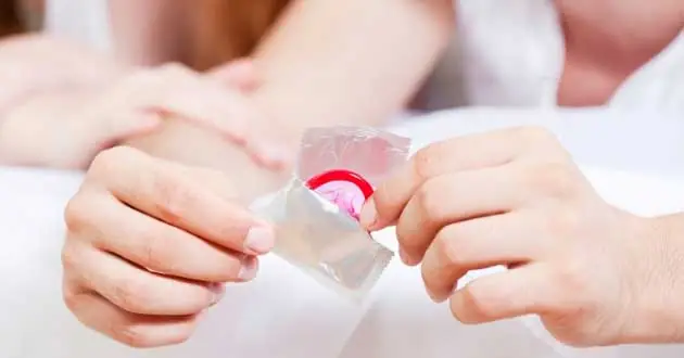 Dùng Bao Cao Su Có Bị Vô Sinh Không