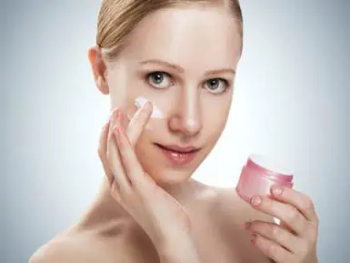 Dùng Kem Dưỡng Da Bị Nổi Mụn
