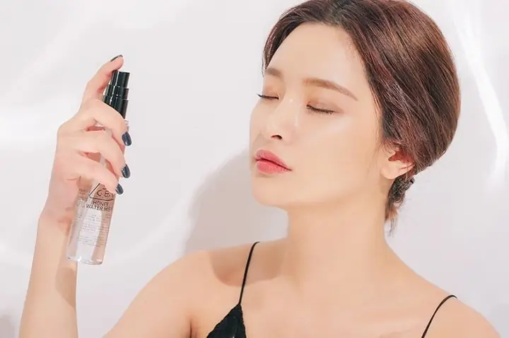 Dùng Nước Hoa Hồng Làm Xịt Khoáng