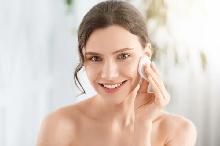 Dùng Xịt Khoáng Trước Hay Nước Hoa Hồng Trước