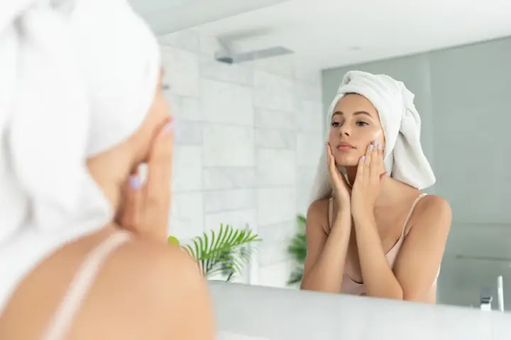 Dùng Xịt Khoáng Trước Hay Nước Hoa Hồng Trước