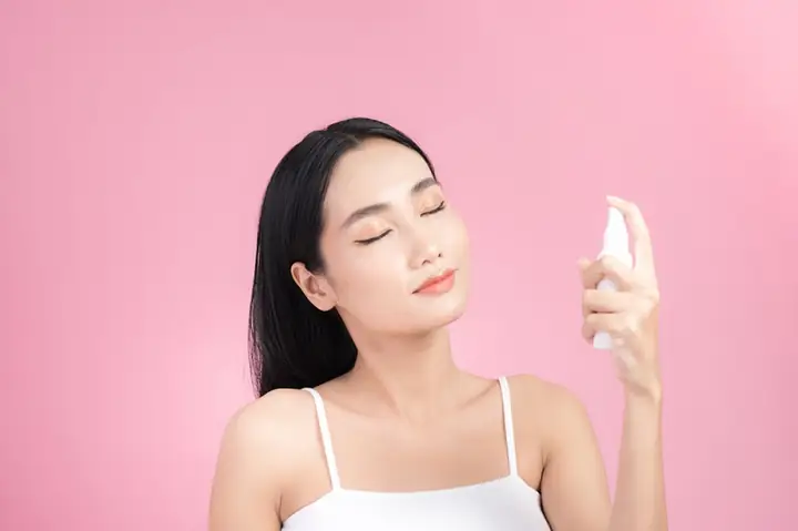 Dùng Xịt Khoáng Trước Hay Nước Hoa Hồng Trước