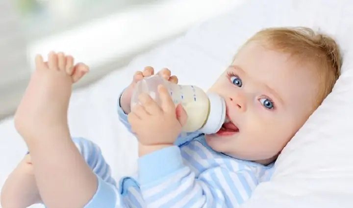 Em Bé Cầm Bình Sữa Bú Em Bé Cầm Bình Sữa Bú