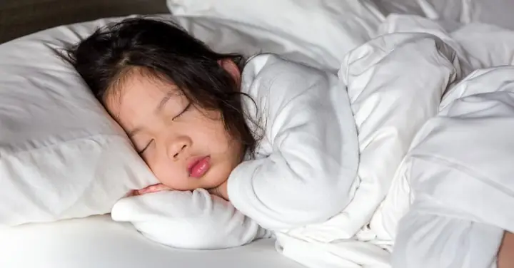 Em Bé Ngủ Hay Giật Mình Phải Làm Sao