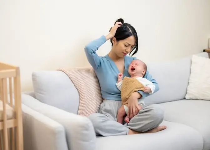 Em Bé Ngủ Hay Giật Mình Phải Làm Sao