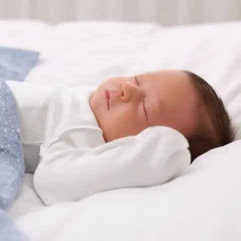 Em Bé Ngủ Hay Giật Mình Phải Làm Sao
