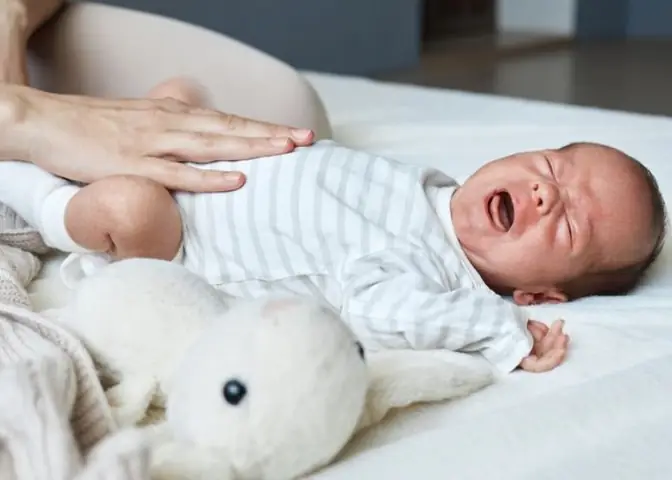 Em Bé Ngủ Hay Giật Mình Phải Làm Sao
