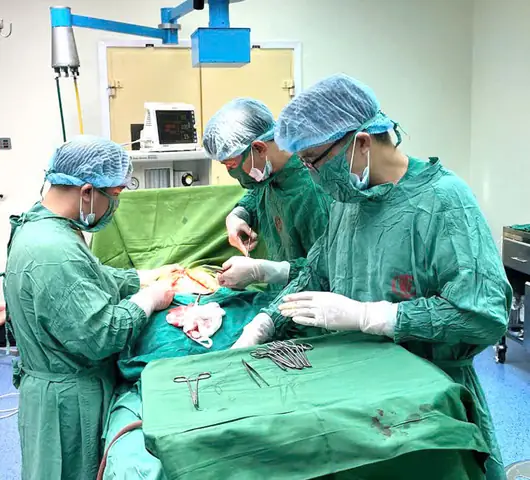 Em Bé Sinh Ra Còn Nguyên Trong Bọc