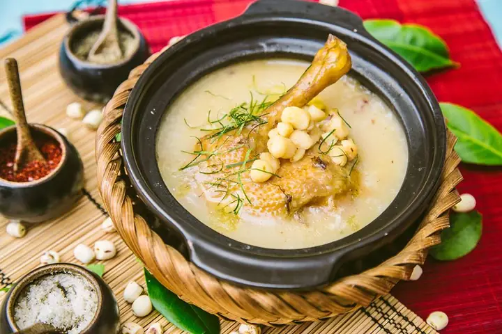 Gà Hầm Hạt Sen Cho Bé