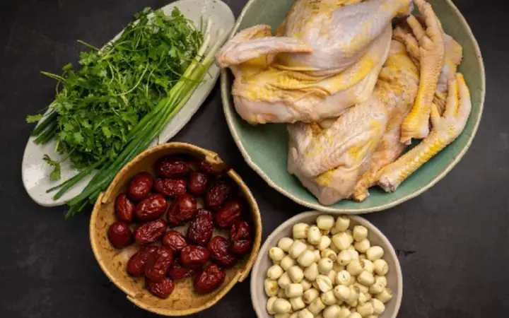 Gà Hầm Hạt Sen Cho Bé