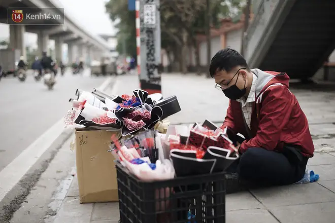 Gái Xinh Khỏa Thân Giữa Đường Phố Quà Tặng Valentine