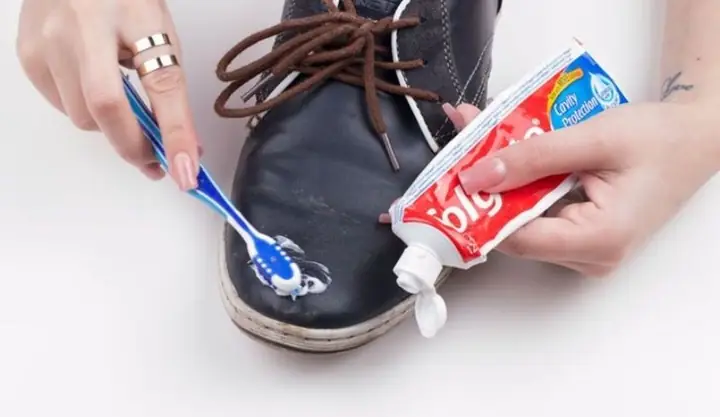 Giặt Giày Trắng Bằng Kem Đánh Răng