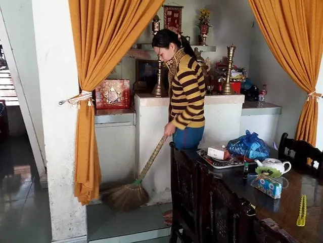 Kieng Cam Choi Quet Nha Sau Sinh