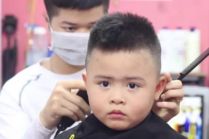 Kiểu Tóc Bé Trai Mặt Tròn