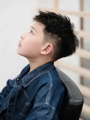Kiểu Tóc Uốn Xoăn Cho Bé Trai