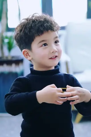 Kiểu Tóc Uốn Xoăn Cho Bé Trai