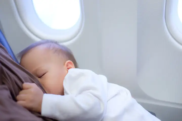 Kinh Nghiệm Cho Trẻ Sơ Sinh Đi Máy Bay