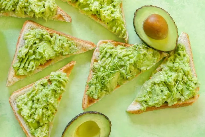 Làm Bánh Từ Quả Bơ Cho Bé