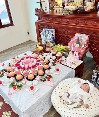 Làm Đầy Tháng Cho Bé Gái Đơn Giản Làm Đầy Tháng Cho Bé Gái Đơn Giản