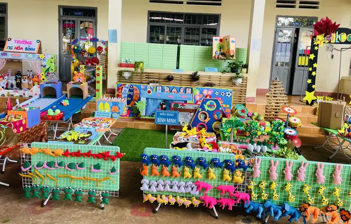 Làm Đồ Dùng Mầm Non Bằng Phế Liệu
