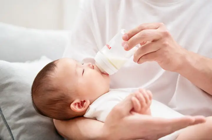Làm Sao Để Bé Vừa Bú Mẹ Vừa Bú Bình