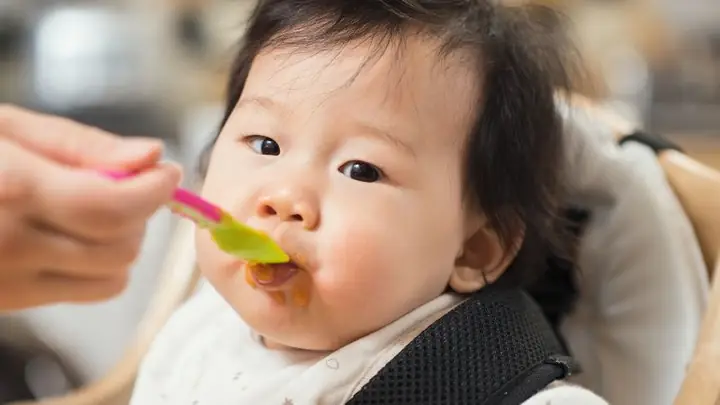 Lần Đầu Cho Bé Ăn Dặm Như Thế Nào