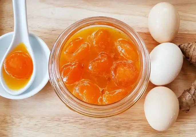 Lòng Đỏ Trứng Gà Ngâm Mật Ong Làm Đẹp Da Lòng Đỏ Trứng Gà Ngâm Mật Ong Làm Đẹp Da