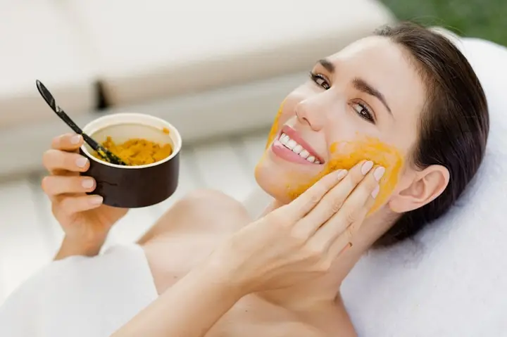 Mặt Nạ Tinh Bột Nghệ Với Lòng Đỏ Trứng Gà