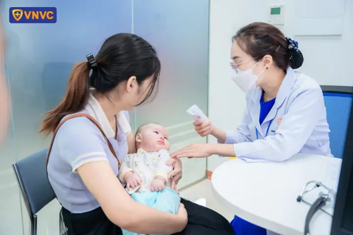 Mẹo Giúp Bé Tiêm Phòng Không Sốt
