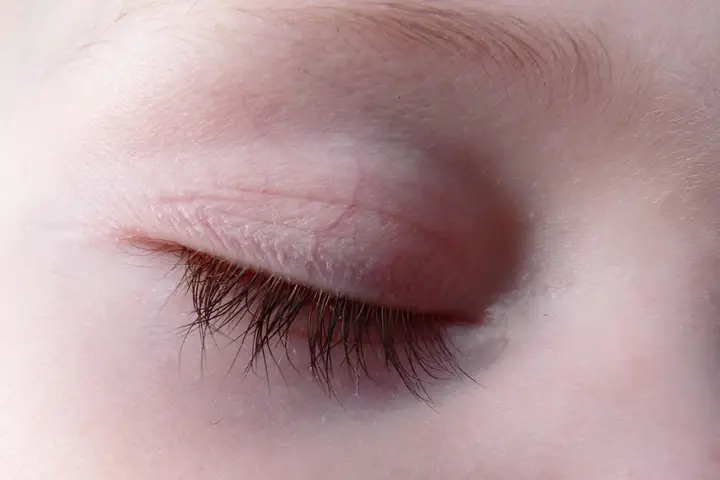 Mẹo Giúp Lông Mi Trẻ Sơ Sinh Dài