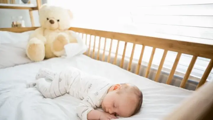 Nên Cho Bé Nằm Cũi Khi Nào
