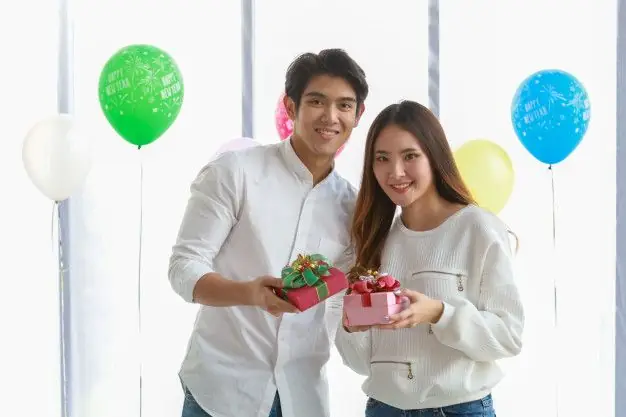 Nên Mua Quà Gì Tặng Con Trai