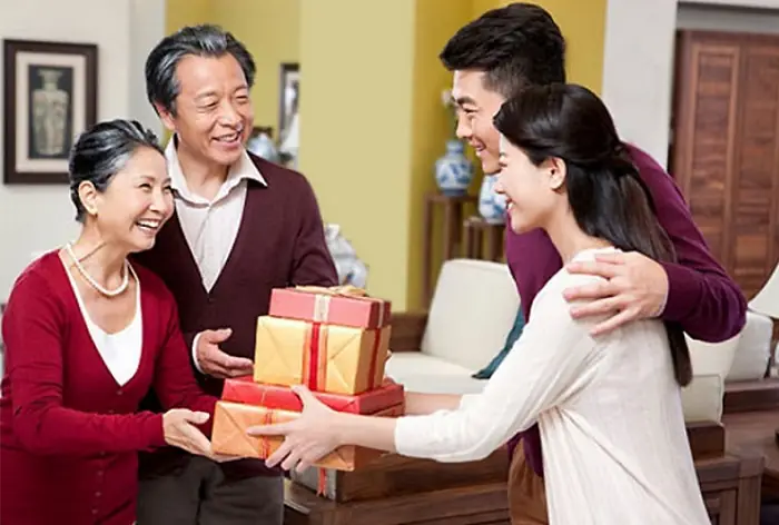 Nên Mua Quà Gì Tặng Con Trai