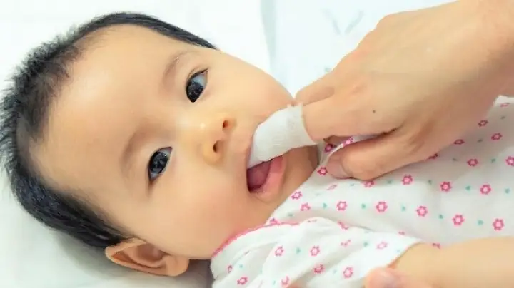 Nên Rơ Lưỡi Cho Bé Ngày Mấy Lần Nên Rơ Lưỡi Cho Bé Ngày Mấy Lần