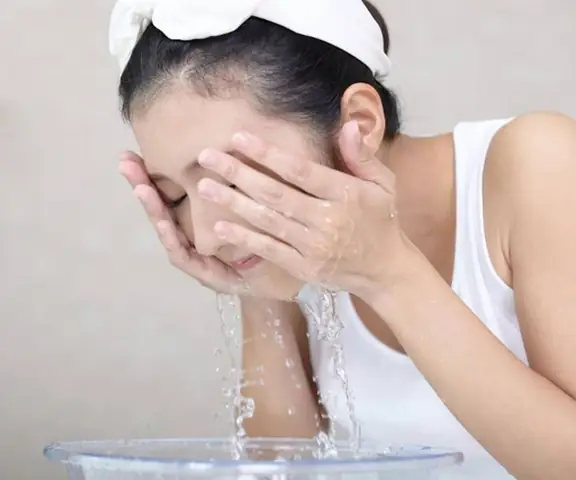 Nên Rửa Mặt Bằng Nước Nóng Hay Nước Lạnh