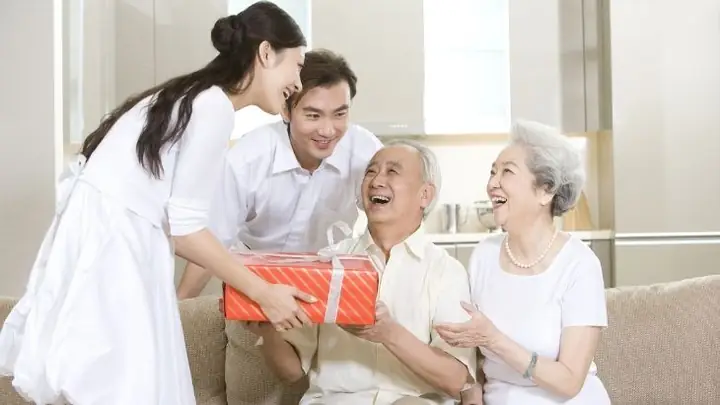 Nên Tặng Quà Gì Cho Bố Mẹ Người Yêu