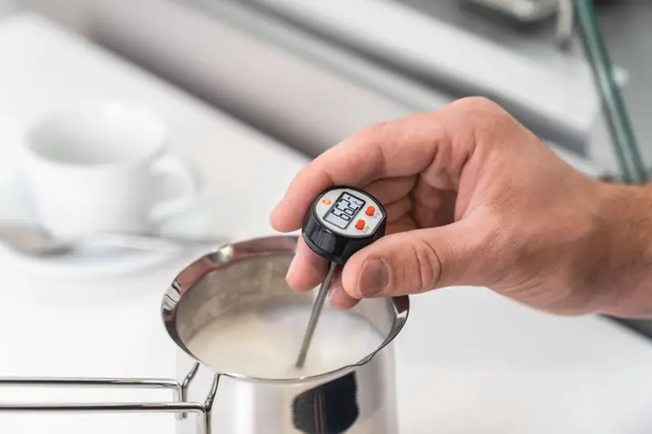 Ngâm Sữa Tươi Trong Nước Nóng