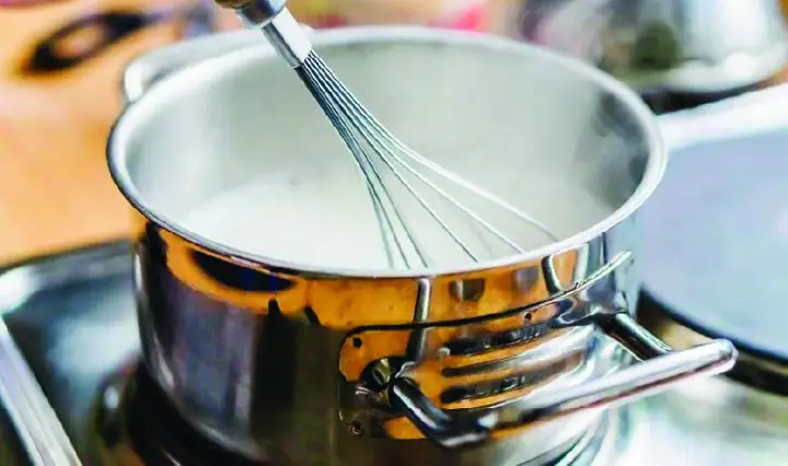 Ngâm Sữa Tươi Trong Nước Nóng
