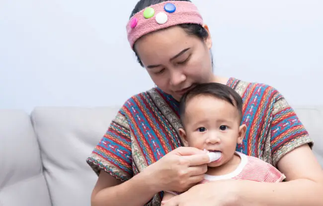 Rơ Lưỡi Cho Trẻ Đúng Cách