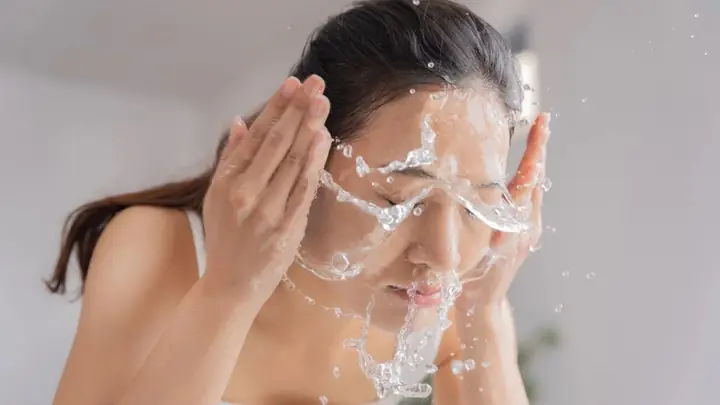 Sau Khi Dùng Nước Tẩy Trang Có Cần Rửa Mặt
