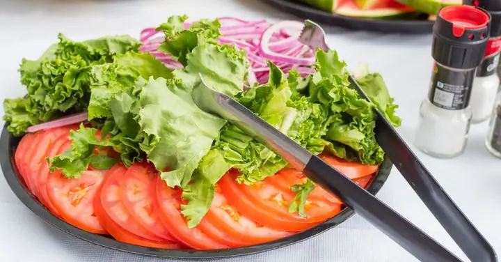 Sau Sinh Có Được Ăn Rau Sống Không