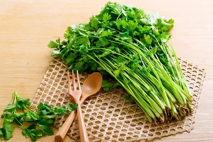 Sau Sinh Có Được Ăn Rau Sống Không