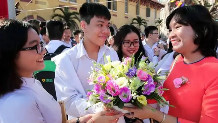 Tang Qua Ngay Nha Giao Viet Nam