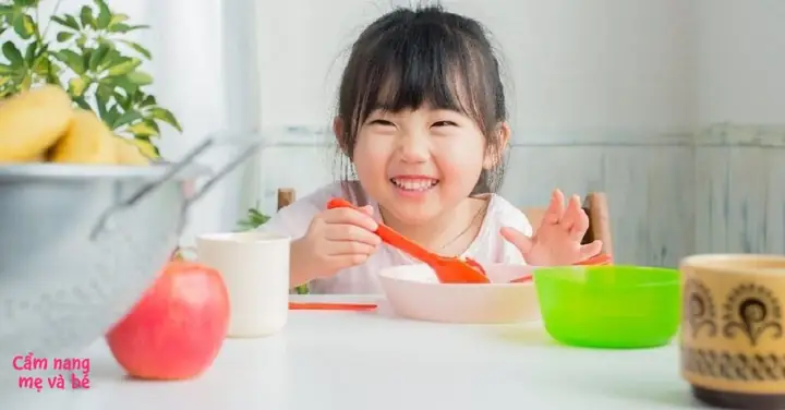 Tập Cho Bé 3 Tuổi Tự Xúc Ăn