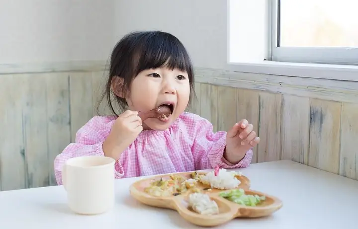 Tập Cho Bé 3 Tuổi Tự Xúc Ăn