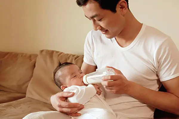 Tập Cho Bé 6 Tháng Bú Bình