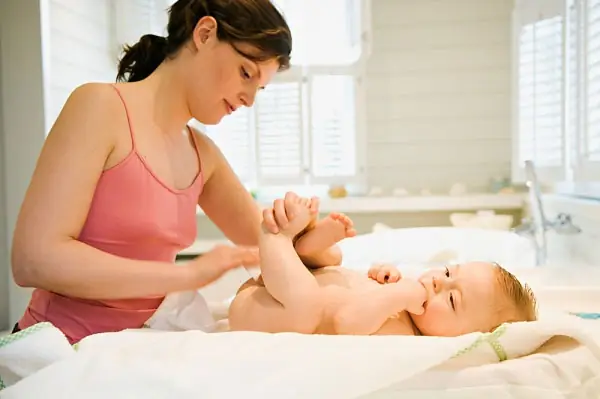 Thay Tã Cho Trẻ Sơ Sinh Như Thế Nào